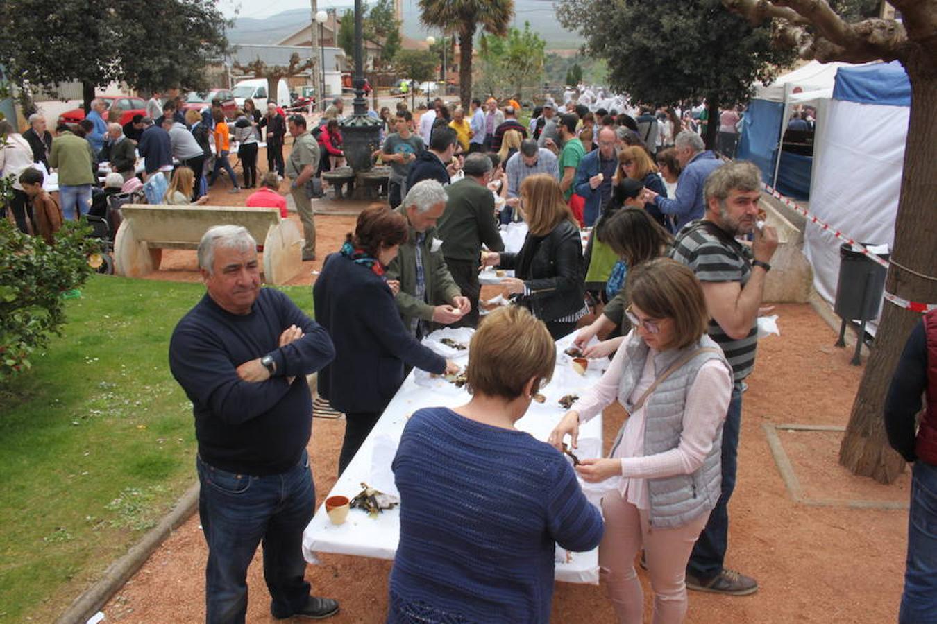 Herce vivió una jornada marcada por la gran afluencia de público que se agolpó para disfrutar del festival de la cebolla asada. Buen tiempo y calles abarrotadas dieron colorido a la localidad que convirtió en reina a la cebolla asada.