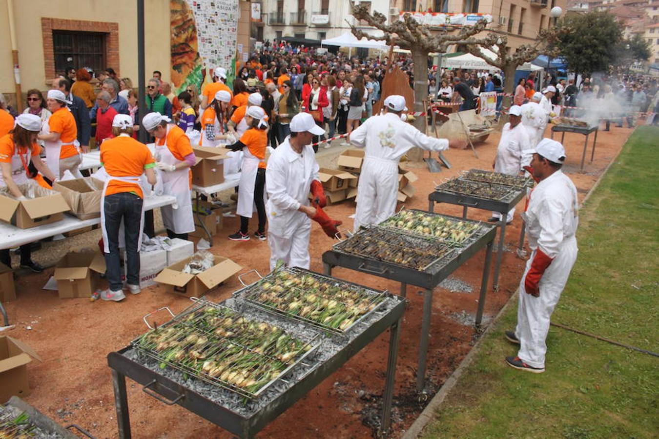 Herce vivió una jornada marcada por la gran afluencia de público que se agolpó para disfrutar del festival de la cebolla asada. Buen tiempo y calles abarrotadas dieron colorido a la localidad que convirtió en reina a la cebolla asada.