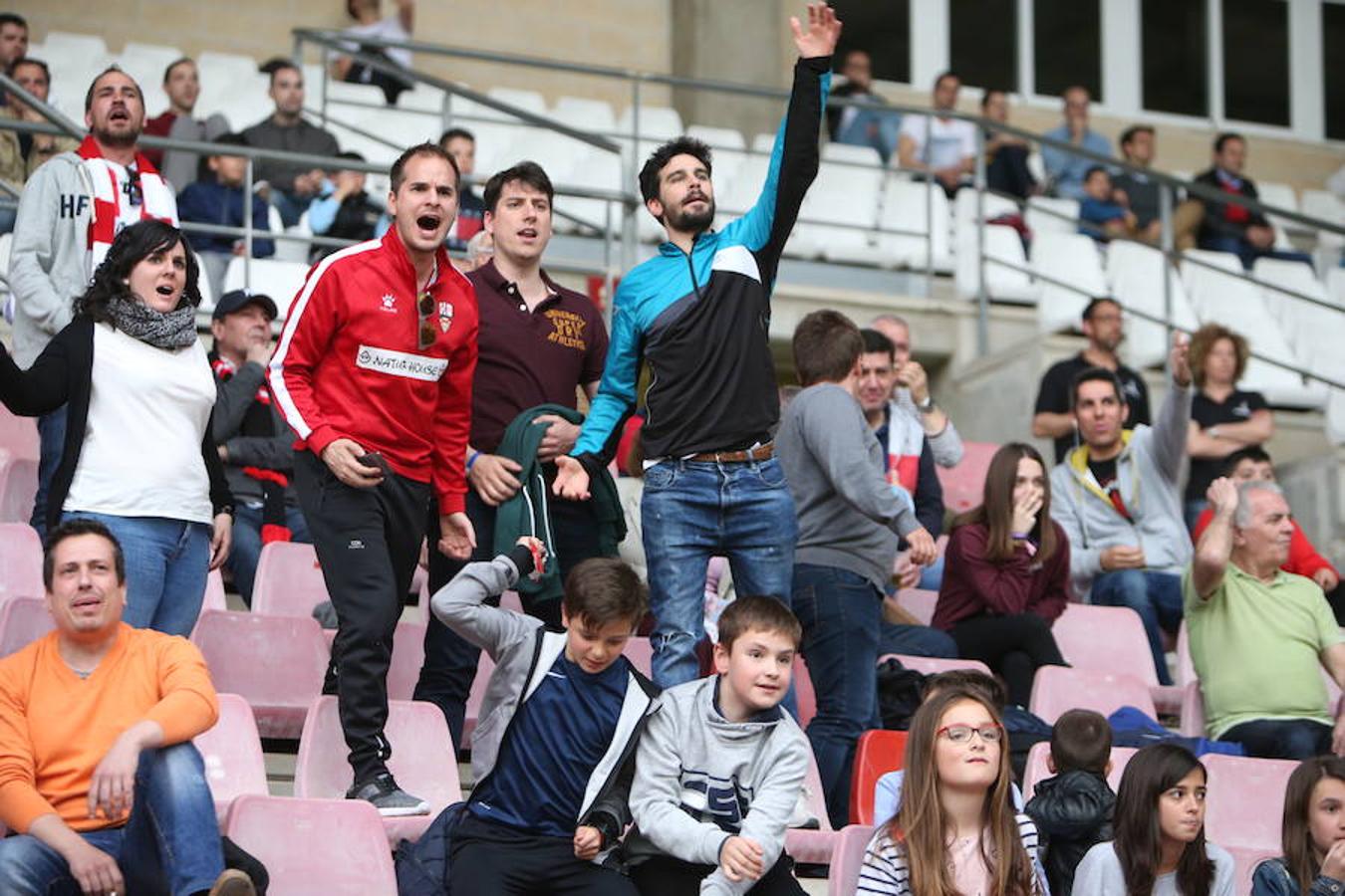 La UDL perdió ayer cualquier opción de colarse entre el cuarteto de elegidos para disputar el play off de ascenso a Segunda división tras perder en Las Gaunas (1-2) ante un potente Sporting en un partido en el que sobró la polémica.