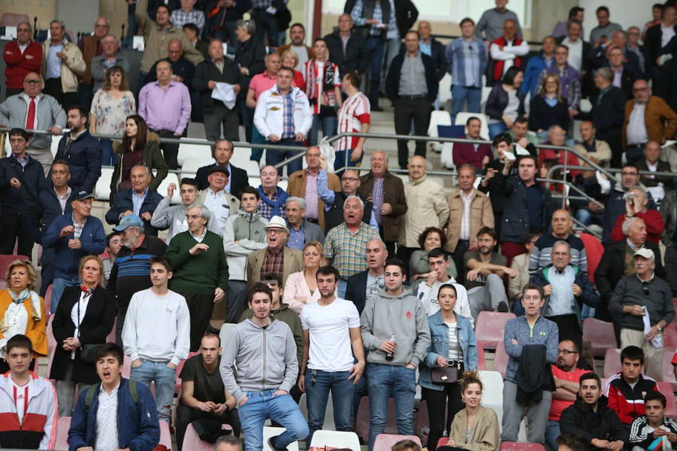 La UDL perdió ayer cualquier opción de colarse entre el cuarteto de elegidos para disputar el play off de ascenso a Segunda división tras perder en Las Gaunas (1-2) ante un potente Sporting en un partido en el que sobró la polémica.