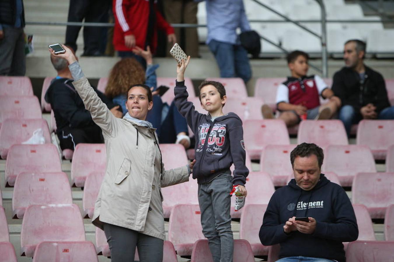 La UDL perdió ayer cualquier opción de colarse entre el cuarteto de elegidos para disputar el play off de ascenso a Segunda división tras perder en Las Gaunas (1-2) ante un potente Sporting en un partido en el que sobró la polémica.