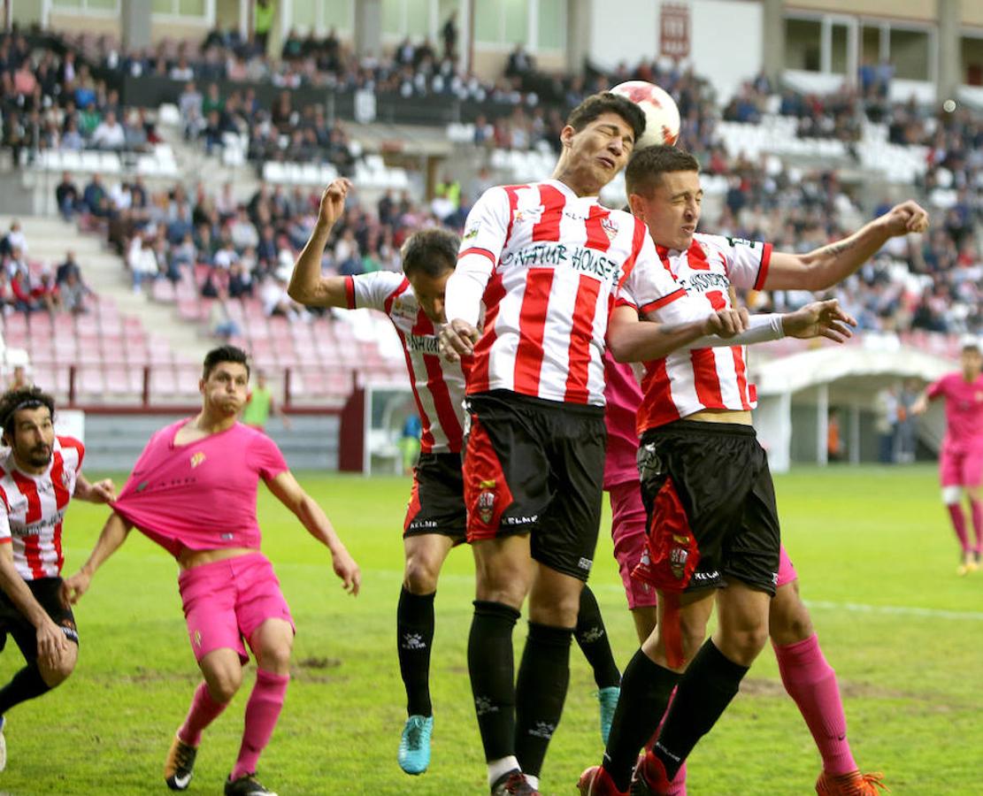 La UDL perdió ayer cualquier opción de colarse entre el cuarteto de elegidos para disputar el play off de ascenso a Segunda división tras perder en Las Gaunas (1-2) ante un potente Sporting en un partido en el que sobró la polémica.