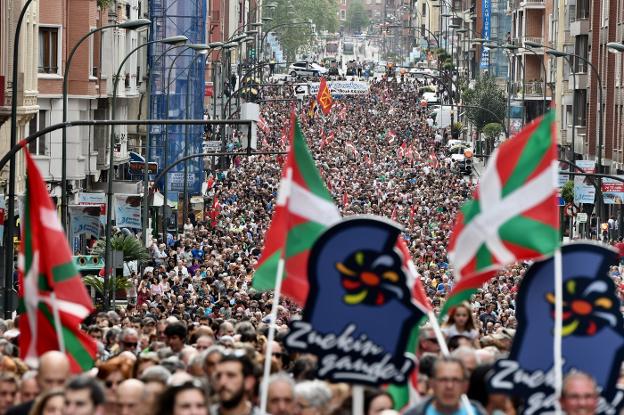 Manifestación de apoyo a los presos de ETA en Bilbao. :: L. A. GÓMEZ