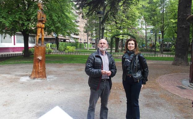 Ruiz y San Martín frente a la talla de Don Quijote en el parque del Carmen de Logroño. 
