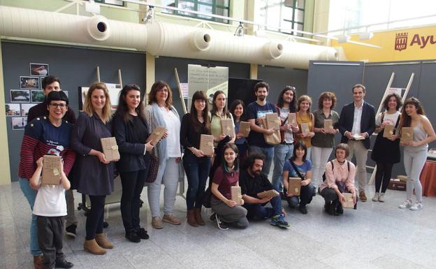 Participantes en el acto de lectura de la Gota de Leche. 