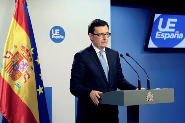 El ministro de Economía, Román Escolano, en rueda de prensa tras una reunión del Ecofin en Bruselas. :: alberto fernández / efe