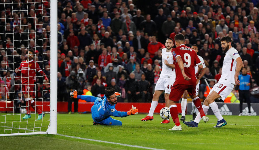 El Liverpool encarriló la eliminatoria con una fantástica actuación de Salah, pero la salida del egipcio del terreno de juego permitió a la Roma mantener una pequeña esperanza para la vuelta en el Olímpico. 