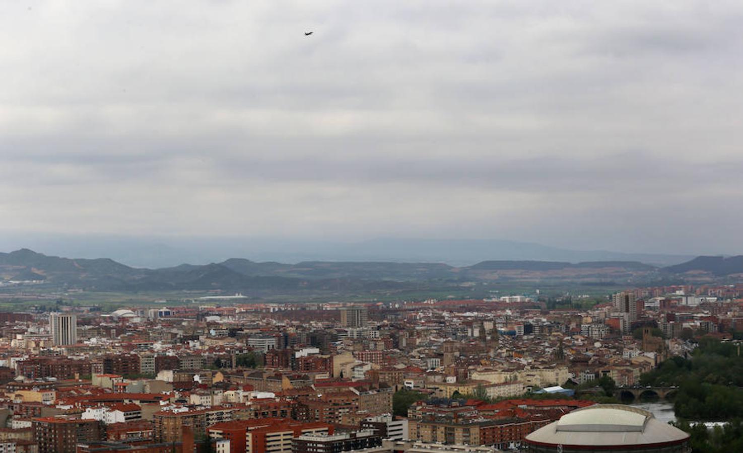 Un F-18 del Ejército español ha realizado eta mañana varias pasadas sobre Logroño con el fin de ajustar los intervalos temporales cuando pasen en formación sobre la capital riojana el día de las Fuerzas Armadas. 