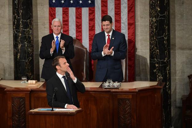 Un visitante cariñoso. Macron lanza besos desde el estrado del Congreso mientras es aplaudido. :: M. N. / afp