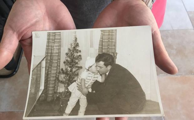 Una imagen de Cristina muy pequeña con su padre. :: 
