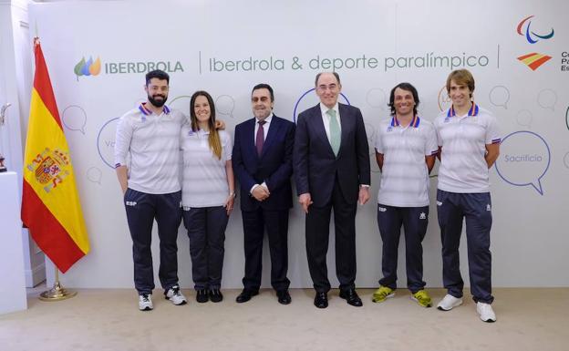 Ignacio Galán, presidente de Iberdrola, posa con los deportistas del equipo paralímpico español que compitió en Pyeongchang 2018. 