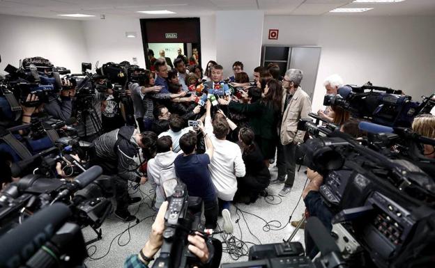 Agustín Martínez, abogado de cuatro de los cinco jóvenes acusados de una violación de una joven de 18 años en los Sanfermines del 2016 se dispone a atender a los medios de comunicación en el Palacio de Justicia de Navarra. 