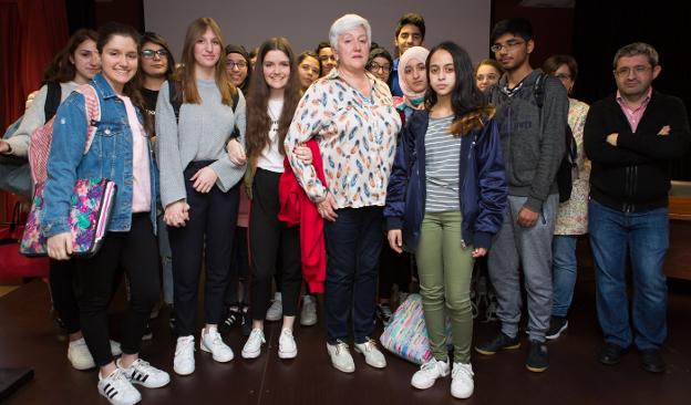 Marisol Chavarri, ayer junto a parte de los alumnos del IES Batalla de Clavijo. :: s. tercero