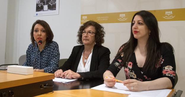 Natalia Rodríguez (Podemos), Ana Santos (PSOE) y Rebeca Grajea (Cs), ayer en la rueda de prensa. 
