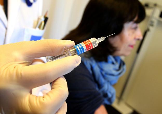 Una enfermera con una dosis de la vacuna contra la gripe, en una imagen de archivo. :: justo rodríguez
