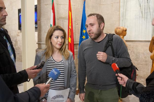 Sara Carreño y Diego Mendiola, ayer en el Parlamento. :: díaz uriel