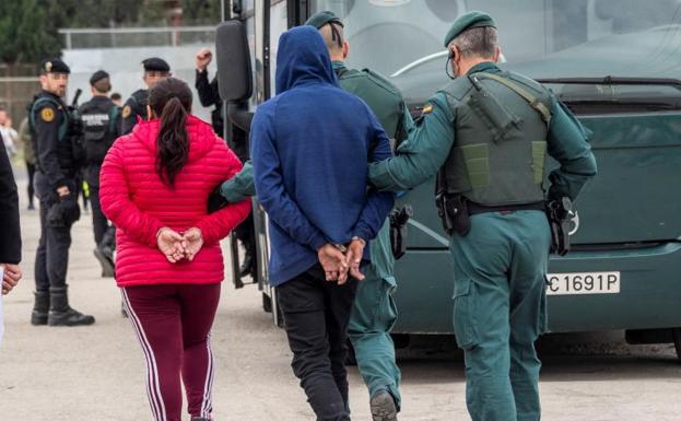 Varios detenidos en el poblado de Son Banya.