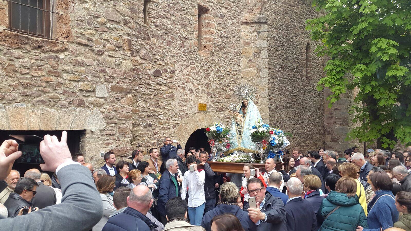 'Día grande' de las fiestas de San Marcos en Torrecilla en Cameros con la bajada de la patrona, la Virgen de Tómalos, hasta el pueblo.