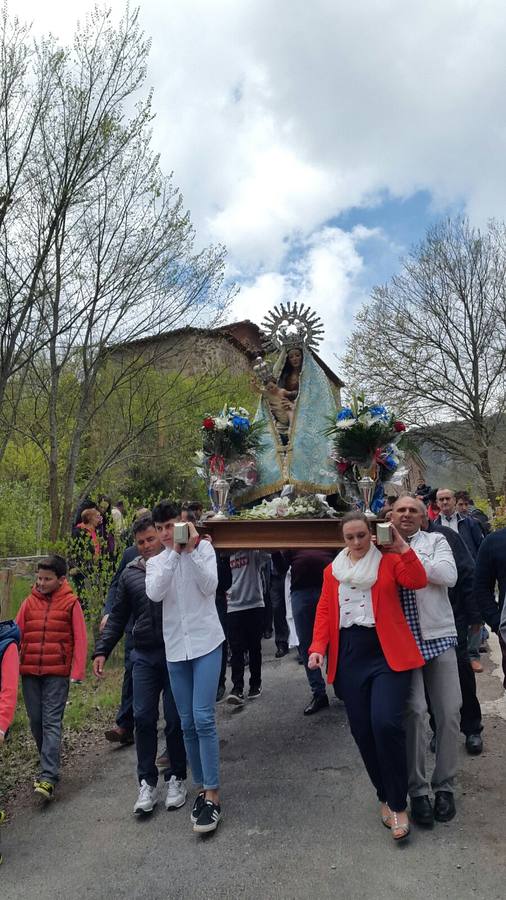 'Día grande' de las fiestas de San Marcos en Torrecilla en Cameros con la bajada de la patrona, la Virgen de Tómalos, hasta el pueblo.