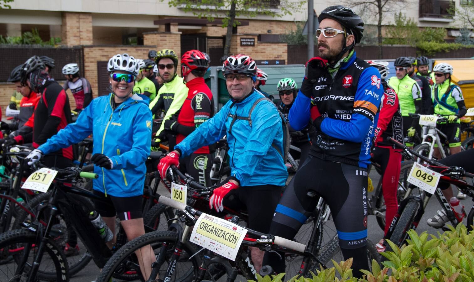 La lluvia no hizo acto de presencia; la temperatura era, incluso, buena para disfrutar de la bicicleta; y el paisaje es único y, además, anticipaba lo que será La Rioja Bike Race, que arrancará en unos días. Así fue la Marcha Solidaria Carlos Coloma con Coopera, que ayer vivió su sexta edición con el concurso de un pelotón que se acercó al medio millar de ciclistas. Los organizadores tenían la previsión de sumar 5.000 euros para apoyar un proyecto educativo en Senegal. Se ha superado, una vez más, la barrera y se demuestra, también una vez más, que el deporte siempre responde a la llamada.