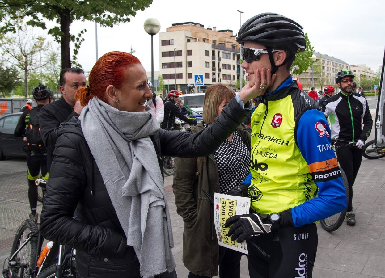 La lluvia no hizo acto de presencia; la temperatura era, incluso, buena para disfrutar de la bicicleta; y el paisaje es único y, además, anticipaba lo que será La Rioja Bike Race, que arrancará en unos días. Así fue la Marcha Solidaria Carlos Coloma con Coopera, que ayer vivió su sexta edición con el concurso de un pelotón que se acercó al medio millar de ciclistas. Los organizadores tenían la previsión de sumar 5.000 euros para apoyar un proyecto educativo en Senegal. Se ha superado, una vez más, la barrera y se demuestra, también una vez más, que el deporte siempre responde a la llamada.