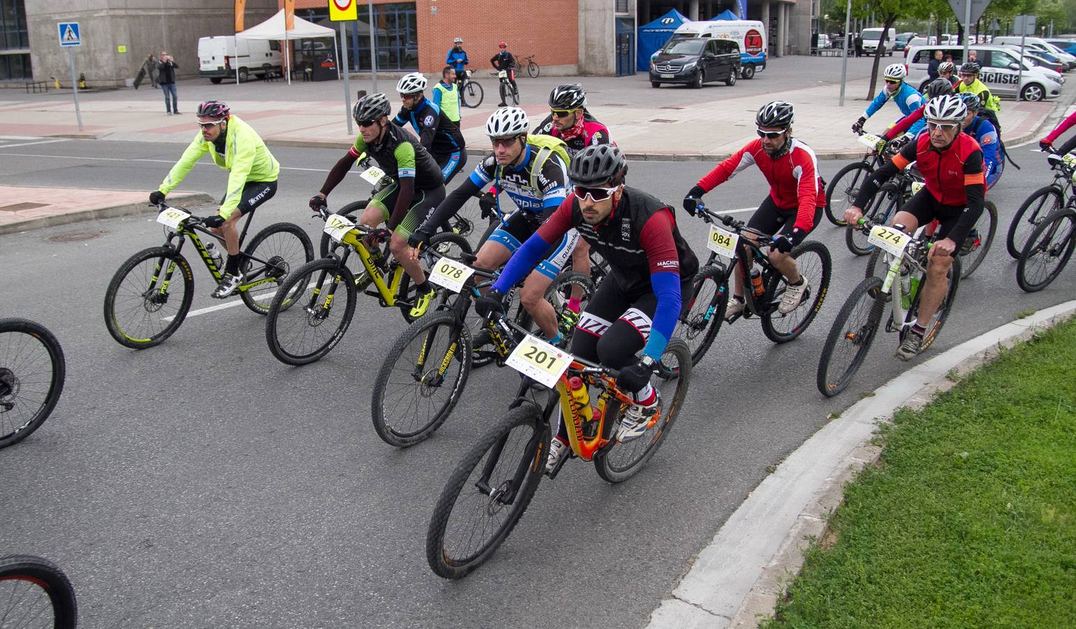 La lluvia no hizo acto de presencia; la temperatura era, incluso, buena para disfrutar de la bicicleta; y el paisaje es único y, además, anticipaba lo que será La Rioja Bike Race, que arrancará en unos días. Así fue la Marcha Solidaria Carlos Coloma con Coopera, que ayer vivió su sexta edición con el concurso de un pelotón que se acercó al medio millar de ciclistas. Los organizadores tenían la previsión de sumar 5.000 euros para apoyar un proyecto educativo en Senegal. Se ha superado, una vez más, la barrera y se demuestra, también una vez más, que el deporte siempre responde a la llamada.