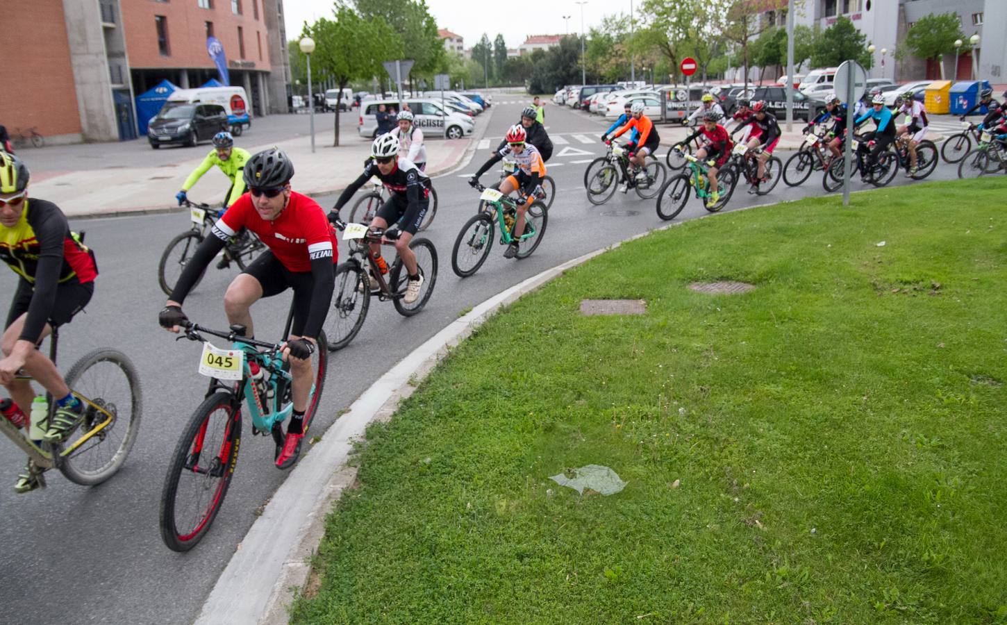 La lluvia no hizo acto de presencia; la temperatura era, incluso, buena para disfrutar de la bicicleta; y el paisaje es único y, además, anticipaba lo que será La Rioja Bike Race, que arrancará en unos días. Así fue la Marcha Solidaria Carlos Coloma con Coopera, que ayer vivió su sexta edición con el concurso de un pelotón que se acercó al medio millar de ciclistas. Los organizadores tenían la previsión de sumar 5.000 euros para apoyar un proyecto educativo en Senegal. Se ha superado, una vez más, la barrera y se demuestra, también una vez más, que el deporte siempre responde a la llamada.