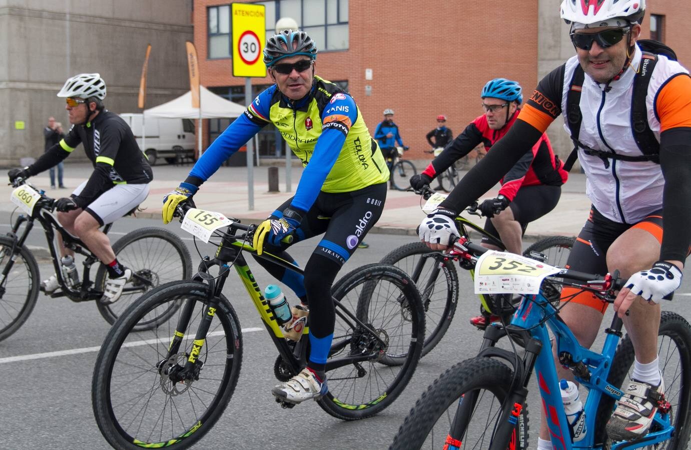 La lluvia no hizo acto de presencia; la temperatura era, incluso, buena para disfrutar de la bicicleta; y el paisaje es único y, además, anticipaba lo que será La Rioja Bike Race, que arrancará en unos días. Así fue la Marcha Solidaria Carlos Coloma con Coopera, que ayer vivió su sexta edición con el concurso de un pelotón que se acercó al medio millar de ciclistas. Los organizadores tenían la previsión de sumar 5.000 euros para apoyar un proyecto educativo en Senegal. Se ha superado, una vez más, la barrera y se demuestra, también una vez más, que el deporte siempre responde a la llamada.