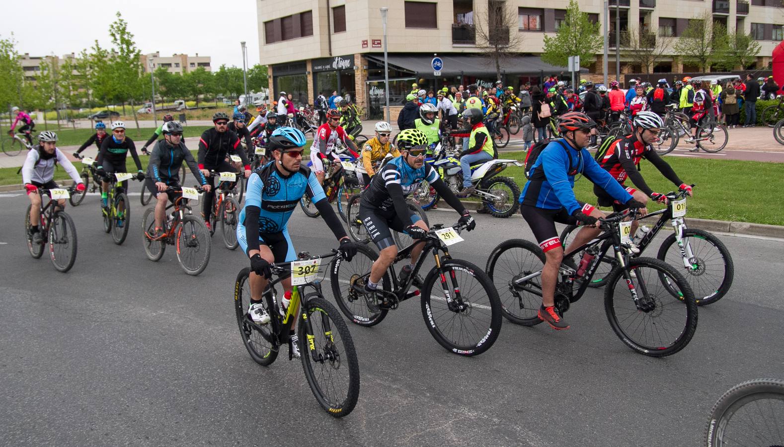 La lluvia no hizo acto de presencia; la temperatura era, incluso, buena para disfrutar de la bicicleta; y el paisaje es único y, además, anticipaba lo que será La Rioja Bike Race, que arrancará en unos días. Así fue la Marcha Solidaria Carlos Coloma con Coopera, que ayer vivió su sexta edición con el concurso de un pelotón que se acercó al medio millar de ciclistas. Los organizadores tenían la previsión de sumar 5.000 euros para apoyar un proyecto educativo en Senegal. Se ha superado, una vez más, la barrera y se demuestra, también una vez más, que el deporte siempre responde a la llamada.