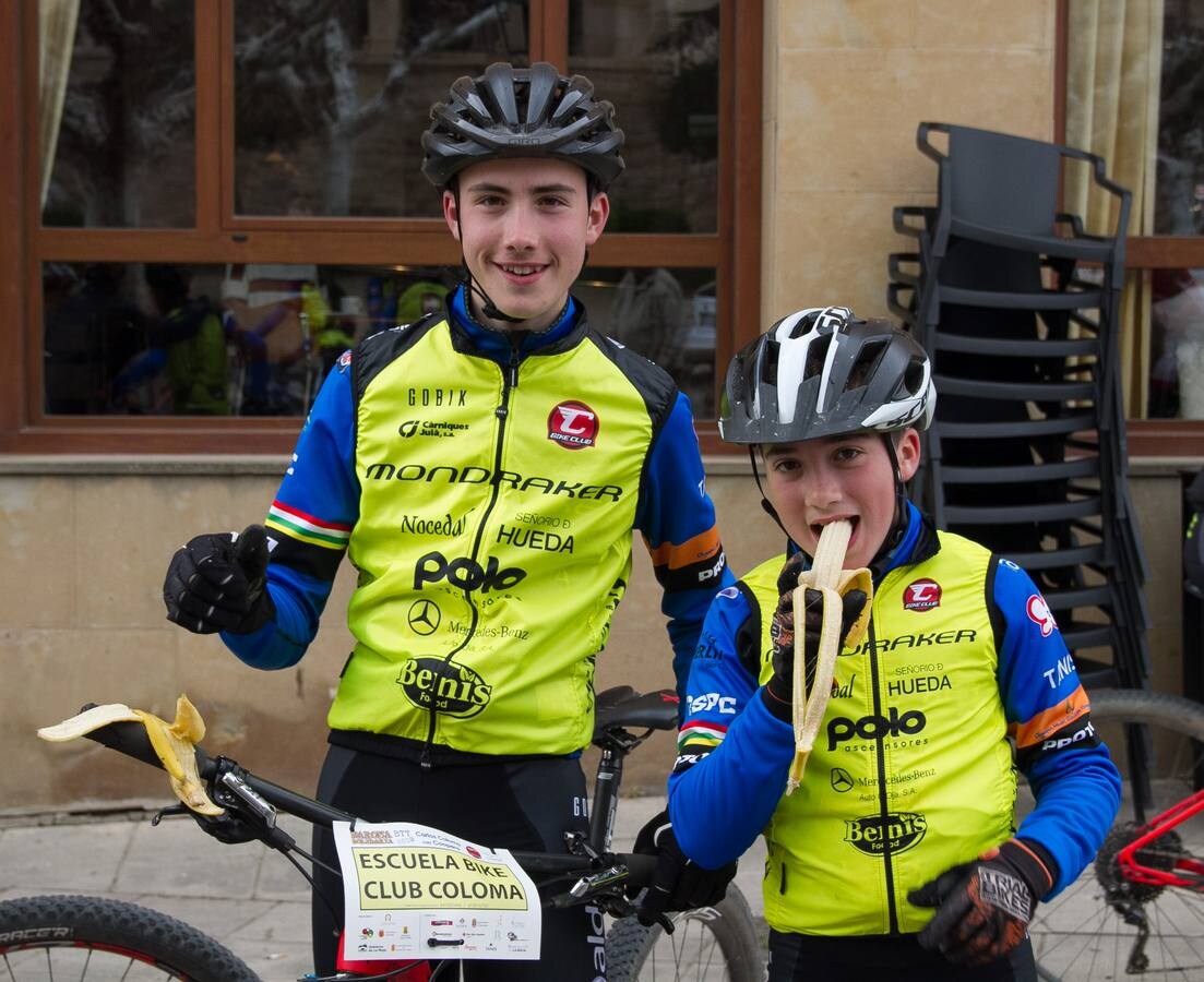 La lluvia no hizo acto de presencia; la temperatura era, incluso, buena para disfrutar de la bicicleta; y el paisaje es único y, además, anticipaba lo que será La Rioja Bike Race, que arrancará en unos días. Así fue la Marcha Solidaria Carlos Coloma con Coopera, que ayer vivió su sexta edición con el concurso de un pelotón que se acercó al medio millar de ciclistas. Los organizadores tenían la previsión de sumar 5.000 euros para apoyar un proyecto educativo en Senegal. Se ha superado, una vez más, la barrera y se demuestra, también una vez más, que el deporte siempre responde a la llamada.