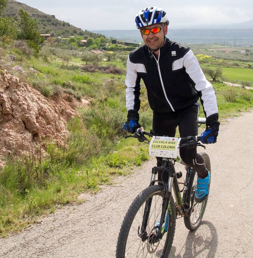 La lluvia no hizo acto de presencia; la temperatura era, incluso, buena para disfrutar de la bicicleta; y el paisaje es único y, además, anticipaba lo que será La Rioja Bike Race, que arrancará en unos días. Así fue la Marcha Solidaria Carlos Coloma con Coopera, que ayer vivió su sexta edición con el concurso de un pelotón que se acercó al medio millar de ciclistas. Los organizadores tenían la previsión de sumar 5.000 euros para apoyar un proyecto educativo en Senegal. Se ha superado, una vez más, la barrera y se demuestra, también una vez más, que el deporte siempre responde a la llamada.