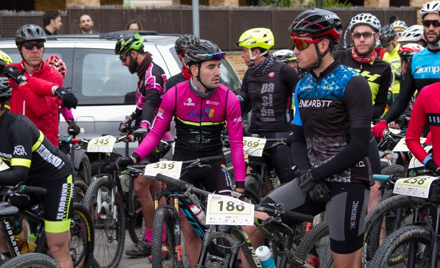 La lluvia no hizo acto de presencia; la temperatura era, incluso, buena para disfrutar de la bicicleta; y el paisaje es único y, además, anticipaba lo que será La Rioja Bike Race, que arrancará en unos días. Así fue la Marcha Solidaria Carlos Coloma con Coopera, que ayer vivió su sexta edición con el concurso de un pelotón que se acercó al medio millar de ciclistas. Los organizadores tenían la previsión de sumar 5.000 euros para apoyar un proyecto educativo en Senegal. Se ha superado, una vez más, la barrera y se demuestra, también una vez más, que el deporte siempre responde a la llamada.