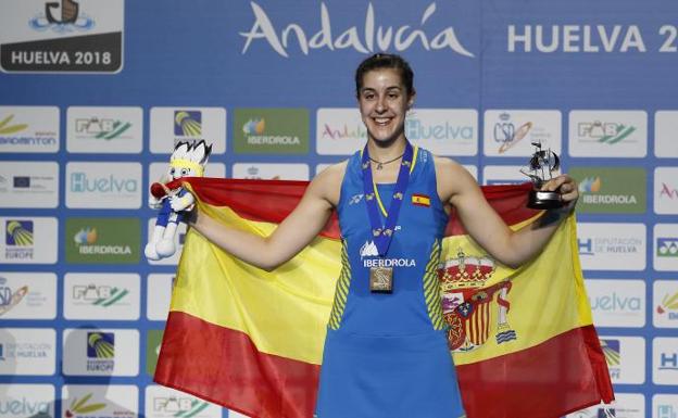 Carolina Marín sonríe tras la victoria.