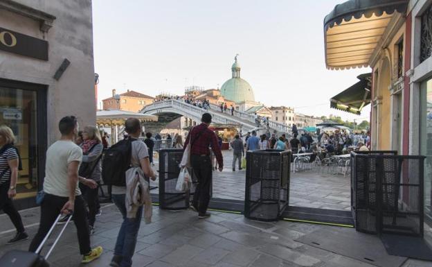 Uno de los tornos instalados en los accesos a Venecia.