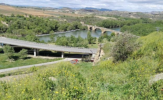 El terraplén por el que ha caído el vehículo