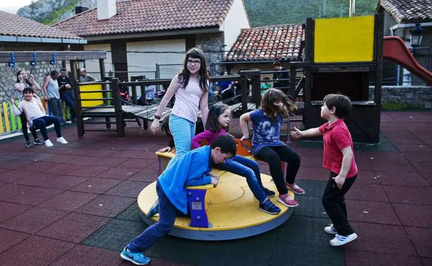 De diversas edades, pero todos juntos, los niños de Anguiano juegan en el parque 