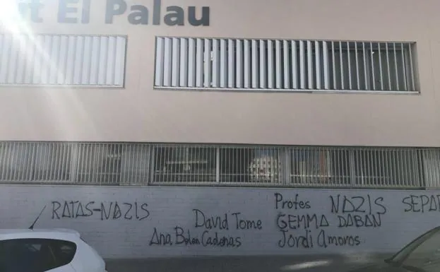 Pintadas en la fachada del instituto El Palau de Sant Andreu de la Barca, en Barcelona.