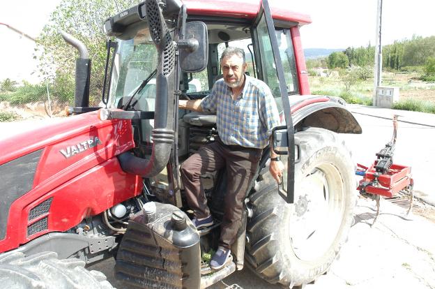 Pedro Martínez Escalona en su tractor. :: sanda sainz
