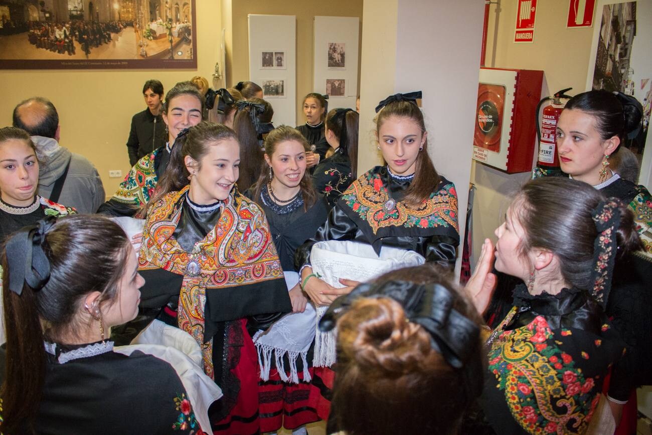 Santo Domingo de la Calzada ha repartido hoy el 'pan del Santo' por todos los domicilios de la localidad y de otras vinculadas a ella por las tradiciones locales. El pregón de fiestas, las 'vueltas del Santo' y la Novena han sido otros actos de esta jornada, que encarrila a la ciudad hacia el inicio oficial de sus fiestas, el 10 de mayo.