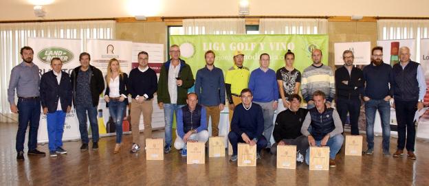 Los mejores en las diferentes categorías de la cuarta jornada de la Liga Golf y Vino recibieron sus merecidos galardones. En la imagen, posan junto a los organizadores y los patrocinadores de la competición. 