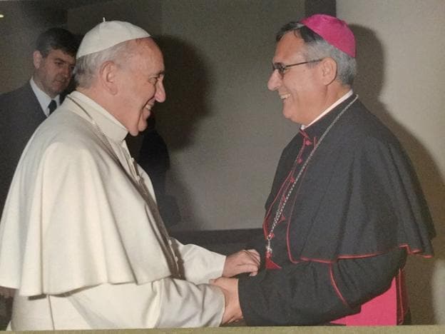 El Papa Francisco saluda a monseñor Alberto Vera Aréjula. A la derecha, el obispo riojano posa  ante la iglesia de la Asunción, en su localidad natal de Aguilar del Río Alhama. :: A.V.A.