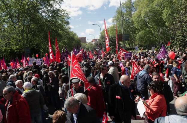 Miles de personas se preparan para participar en la manifestación de ayer en Madrid por el Primero de Mayo. :: zipi / EFE