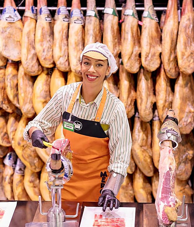 Soraya, cortadora de jamón, en la tienda de avenida de la Paz. 