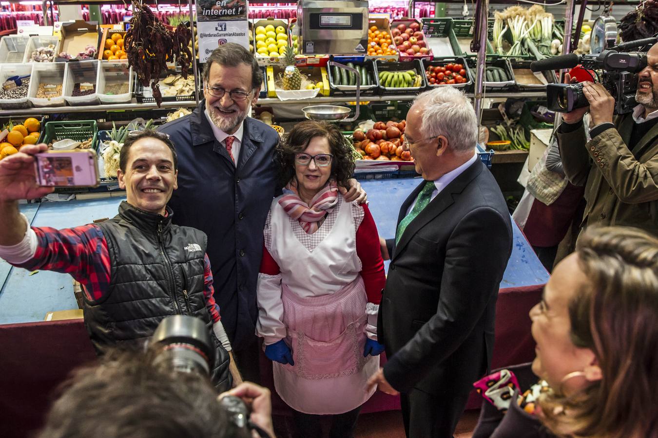 El presidente del Gobierno, Mariano Rajoy, ha recorrido la Plaza de Abastos de Logroño, donde se ha interesado por la huerta riojana, como alcachofas, tomates y pimientos, sobre los que ha preguntado si eran de Padrón; y ha tomado vino de Rioja en la emblemática calle Laurel, llena de bares.