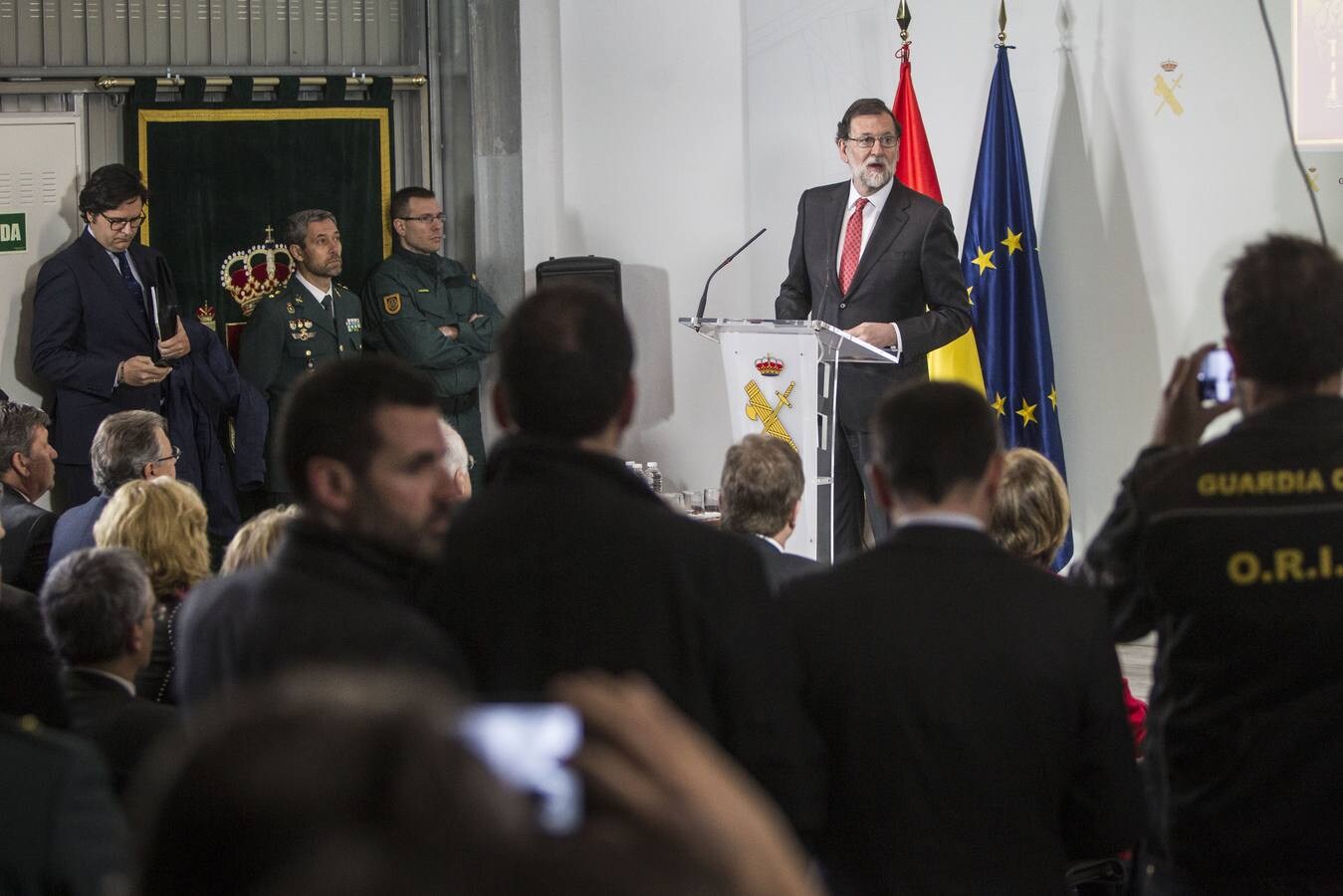 El presidente del Gobierno, Mariano Rajoy, ha presenciado un simulacro de una operación antiyihadista en el Polígono de Experiencias para Fuerzas Especiales de la Guardia Civil (PEFE), en Logroño, que ha inaugurado oficialmente junto al ministro de Interior, Juan Ignacio Zoido.