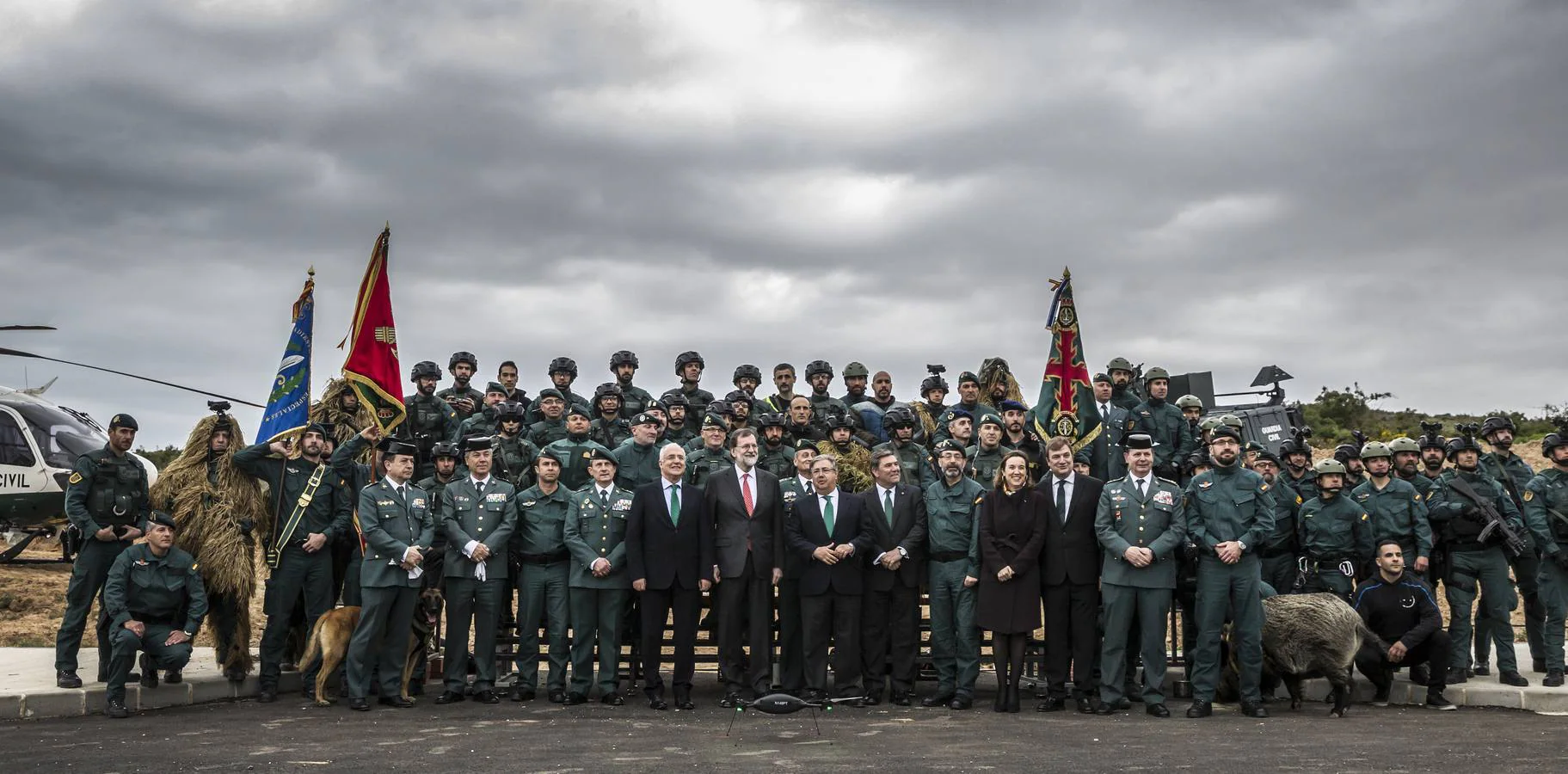 El presidente del Gobierno, Mariano Rajoy, ha presenciado un simulacro de una operación antiyihadista en el Polígono de Experiencias para Fuerzas Especiales de la Guardia Civil (PEFE), en Logroño, que ha inaugurado oficialmente junto al ministro de Interior, Juan Ignacio Zoido.