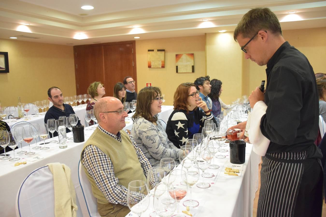 Félix Martínez, de Bodegas Martínez Corta, presentó sus vinos en el Club de Catas de lomejordelvinoderioja.com.