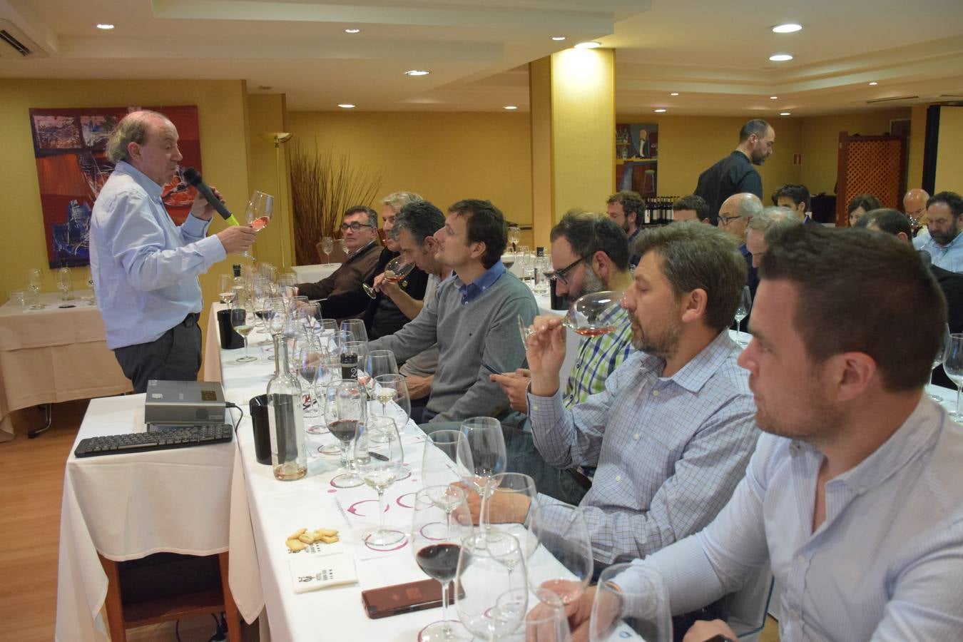 Félix Martínez, de Bodegas Martínez Corta, presentó sus vinos en el Club de Catas de lomejordelvinoderioja.com.