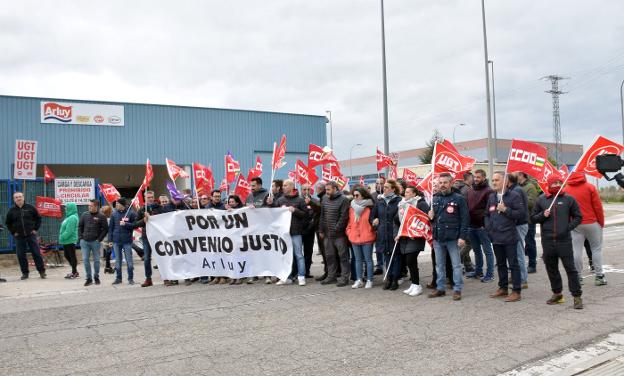 Concentración de los trabajadores de Arluy, ayer. :: miguel herreros