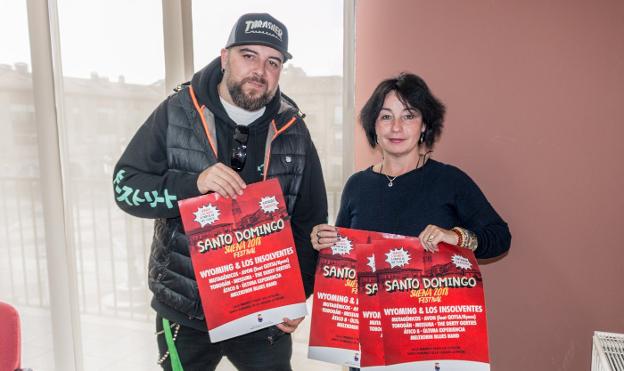 Rubén Domínguez y Susana Gómez, con el cartel del festival. 